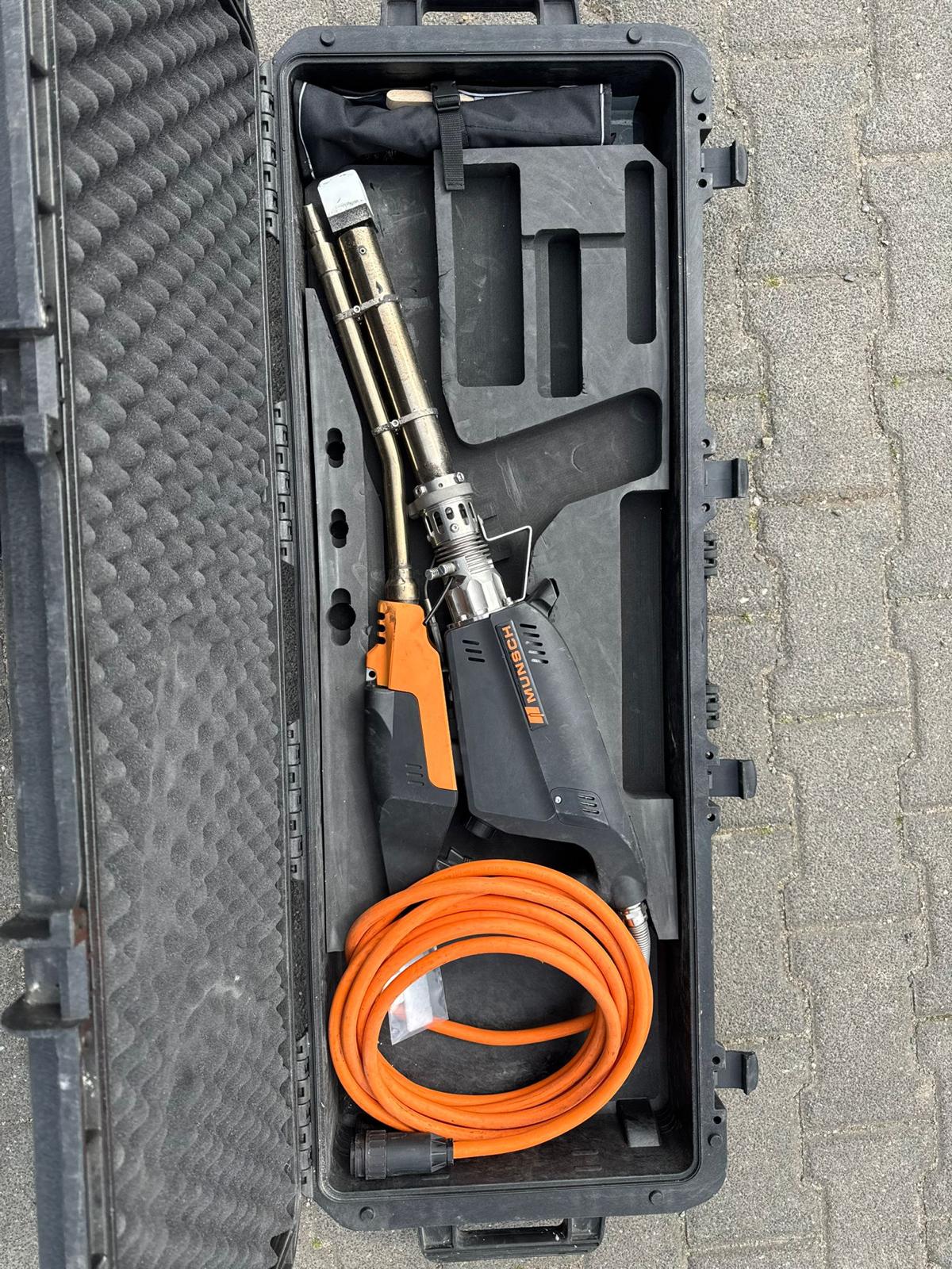 Werkzeuge im Einsatz auf der TAT-Baustelle
